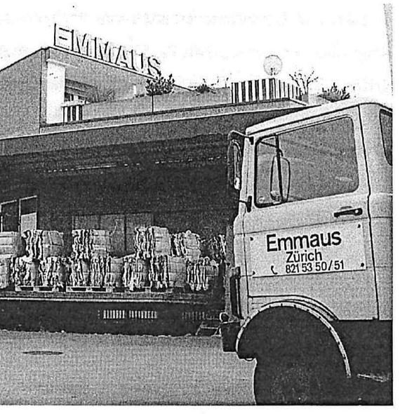 Der EMMAUS-Lastwagen des Abholdiensts vor dem Brockenhaus Dübendorf